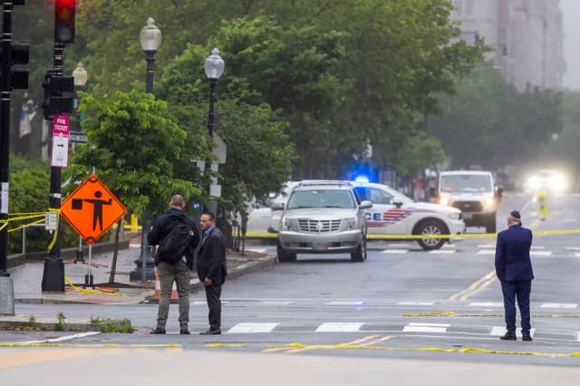 La policía y los investigadores trabajan en la escena del crimen, donde dos miembros del personal de la Embajada de Israel fueron asesinados ayer por la noche afuera de un evento en el Museo Judío de la Capital, el 22 de mayo de 2025 en Washington, DC. (Tasos Katopodis/Getty Images)