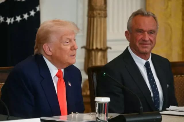 El presidente Donald Trump habla mientras el secretario de Salud y Servicios Humanos, Robert F. Kennedy Jr., observa durante un evento de la Comisión MAHA (Make America Healthy Again) en la Casa Blanca, Washington, el 22 de mayo de 2025. (Jim Watson/AFP)