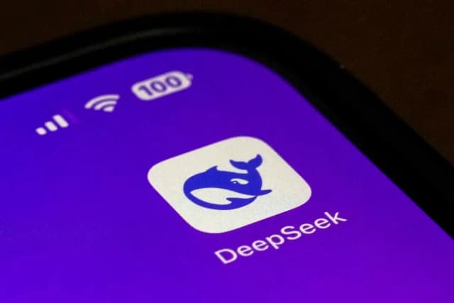 El icono de la aplicación DeepSeek aparece en la pantalla de un smartphone en Beijing el 28 de enero de 2025. (Andy Wong/AP Photo)
