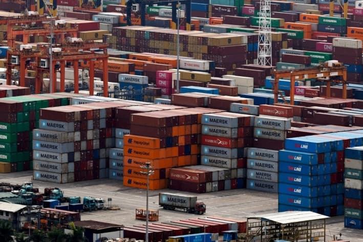 Un camión que transporta un contenedor se mueve en el puerto de Yantian, en Shenzhen, provincia de Guangdong, China, el 17 de abril de 2025. (Tingshu Wang/Reuters)