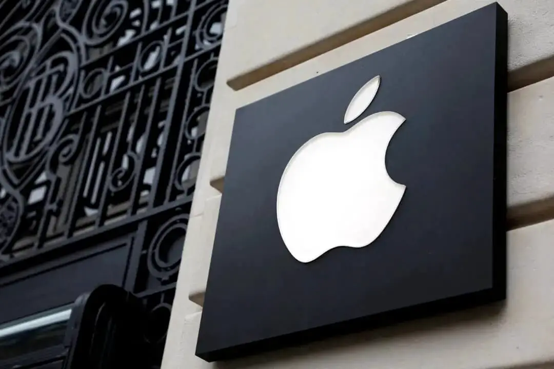 El logotipo de Apple en una tienda Apple en París el 23 de abril de 2025. (Abdul Saboor/Reuters)
