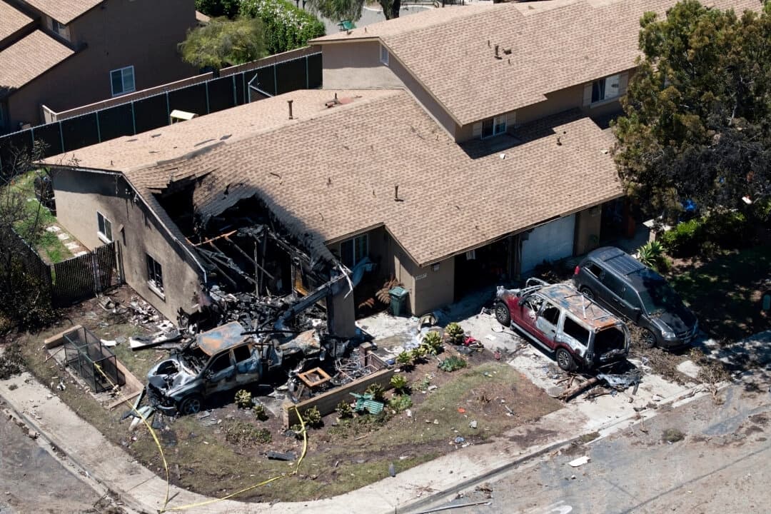 Los escombros cubren el suelo después de que una avioneta se estrellara en un barrio de San Diego, provocando incendios en casas y coches y obligando a evacuar la zona el 22 de mayo de 2025. (William Liang/AP Photo)
