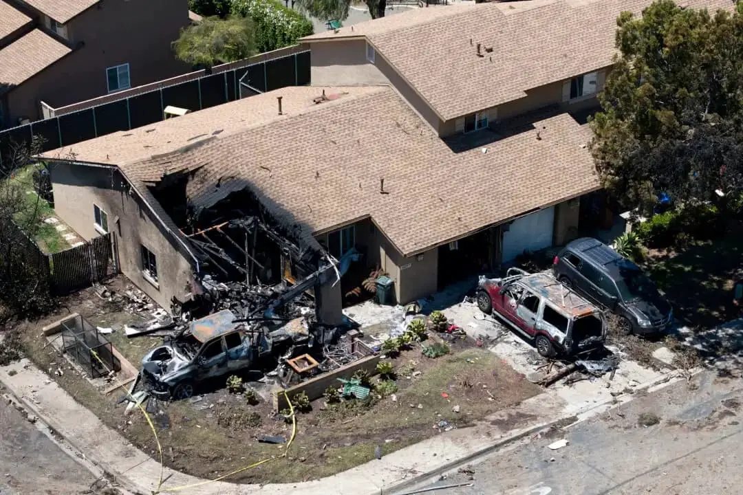 Los escombros cubren el suelo después de que una avioneta se estrellara en un barrio de San Diego, provocando incendios en casas y coches y obligando a evacuar la zona el 22 de mayo de 2025. (William Liang/AP Photo)
