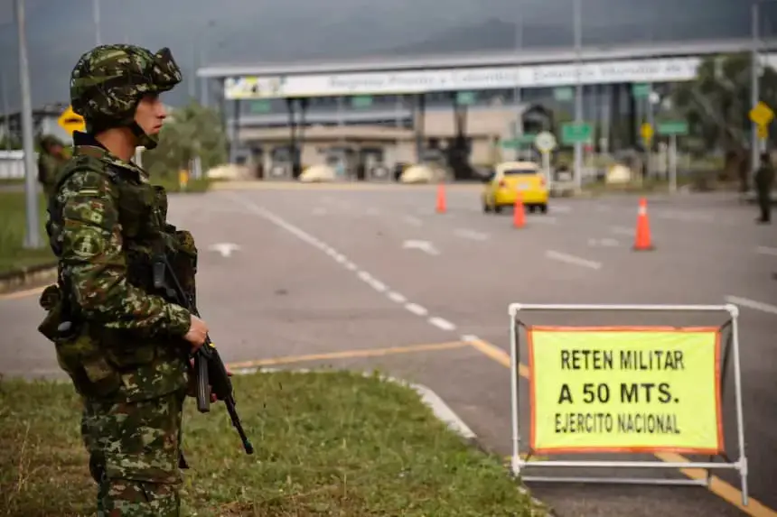 Un miembro del Ejército Nacional de Colombia hace guardia en la frontera entre Colombia y Venezuela en el Puente Internacional Atanasio Girardot, Cúcuta, Colombia, el 9 de enero de 2025. (Schneyder Mendoza/AFP vía Getty Images)