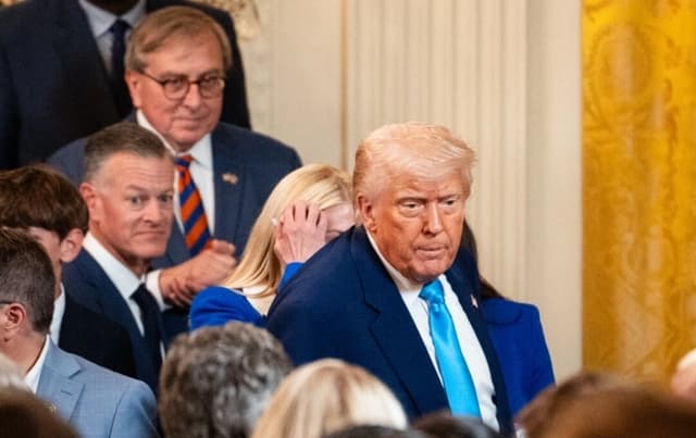 Acciones estadounidenses caen tras la amenaza de Trump de imponer aranceles a la UE y Apple