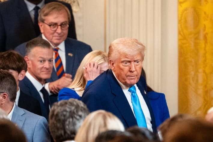 El presidente Donald Trump habla durante una visita de los Florida Gators, campeones del baloncesto universitario masculino de la NCAA de 2025, a la Casa Blanca, en Washington, el 21 de mayo de 2025. (Madalina Vasiliu/The Epoch Times)