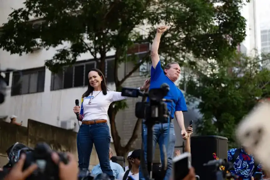 La líder opositora María Corina Machado y Juan Pablo Guanipa participaron durante una protesta antigubernamental el 9 de enero de 2025 en Caracas, Venezuela. (Alfredo Lasry R/Getty Images)