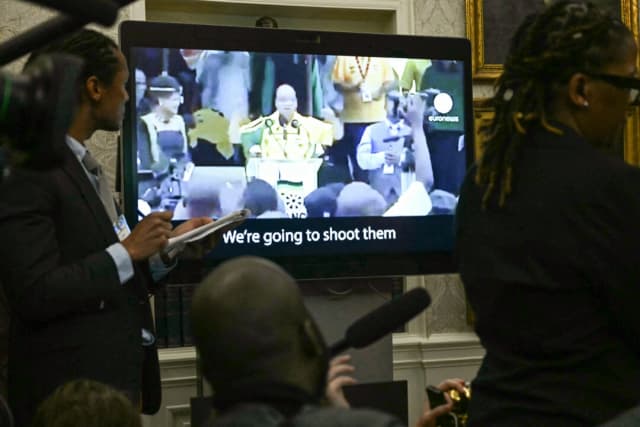 Se reproduce un vídeo en el que el presidente sudafricano Cyril Ramaphosa se reúne con el presidente Donald Trump en el Despacho Oval de la Casa Blanca el 21 de mayo de 2025. (Jim Watson/AFP a través de Getty Images).