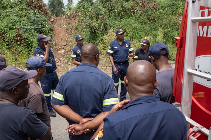 Rescatistas del Servicio de Gestión de Emergencias de la Ciudad de Johannesburgo (COJEMS) informan junto a un pozo minero en Roodepoort, cerca de Johannesburgo, el 10 de febrero de 2025. (Emmanuel Croset/AFP vía Getty Images)
