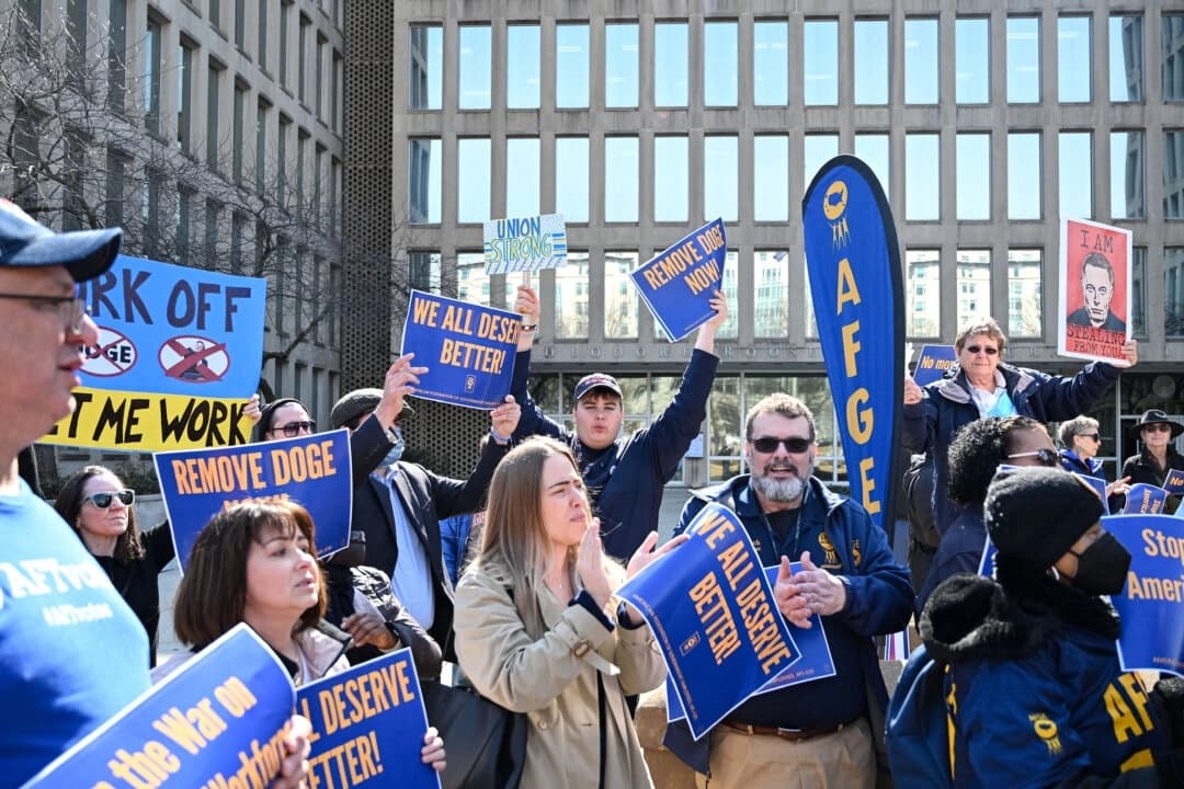 Manifestantes sostienen carteles en solidaridad con la Federación Estadounidense de Empleados Gubernamentales del Distrito 14 en una manifestación en apoyo a los trabajadores federales en la Oficina de Administración de Personal, en Washington, el 4 de marzo de 2025. (ALEX WROBLEWSKI/AFP vía Getty Images)