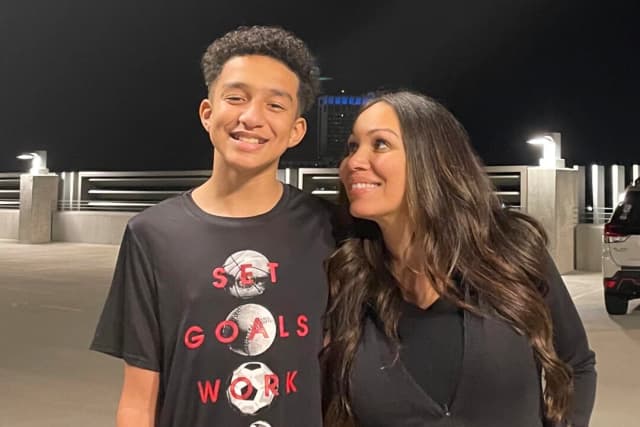 En esta foto sin fecha proporcionada por Megan García, quien aparece junto a su hijo, Sewell Setzer III, en Florida, en octubre de 2024. (Cortesía de Megan García a través de AP).