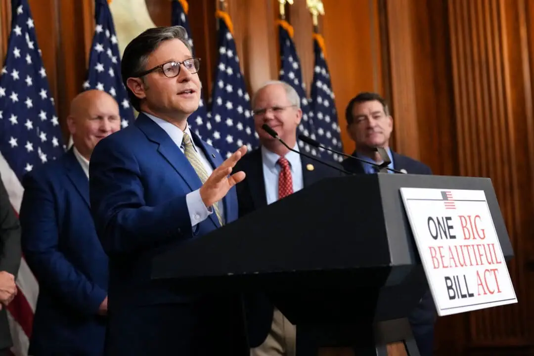 El presidente de la Cámara de Representantes, Mike Johnson (R-La.), habla con los medios de comunicación en el Capitolio de EE. UU. después de que la Cámara aprobara por estrecho margen un proyecto de ley que da luz verde a la agenda del presidente Donald Trump, en Washington, el 22 de mayo de 2025. (Kevin Dietsch/Getty Images)