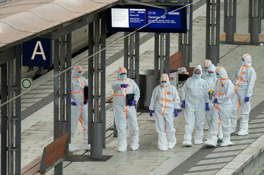 Agentes de la policía forense investigan en el andén de la estación principal de trenes de Hamburgo (Alemania), donde al menos 12 personas resultaron heridas en un ataque con cuchillo el 23 de mayo de 2025. (Jonas Walzberg/AFP vía Getty Images)