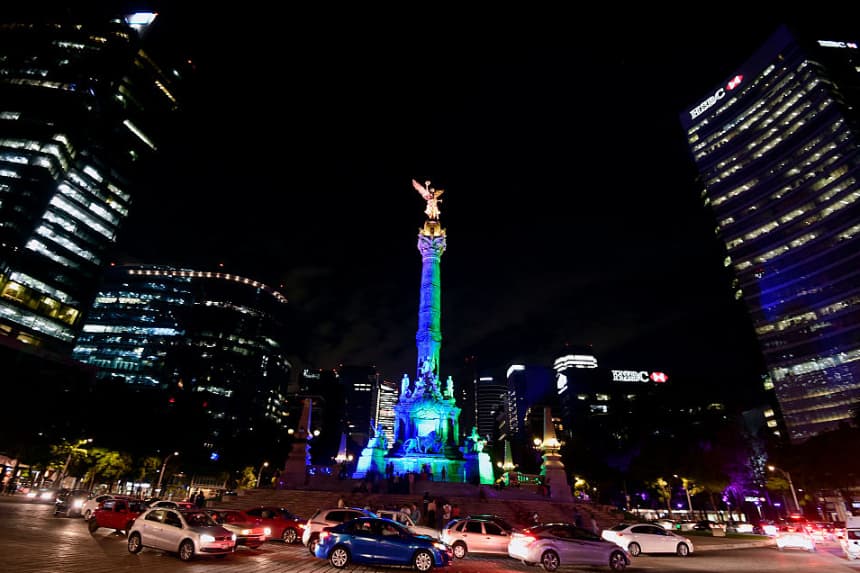 El monumento del Ángel de la Independencia se ve iluminado con los colores de la bandera brasileña en la Ciudad de México el 4 de agosto de 2016. (Alfredo Estrella/AFP vía Getty Images)
