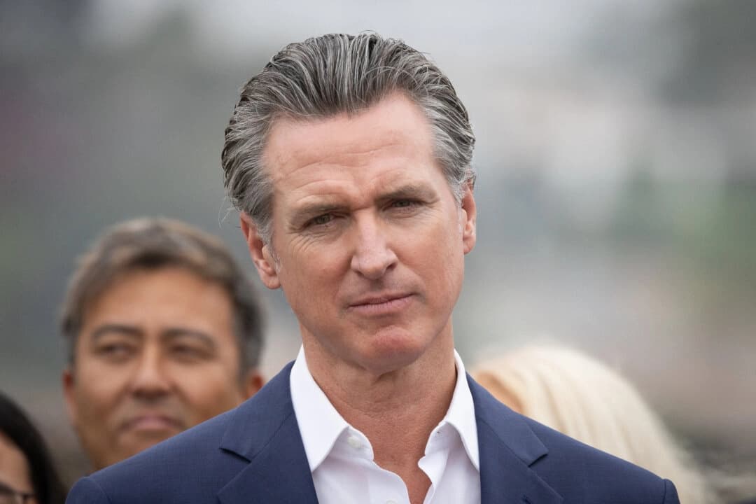 El gobernador de California, Gavin Newsom, habla en Los Ángeles el 25 de septiembre de 2024. (John Fredricks/The Epoch Times)