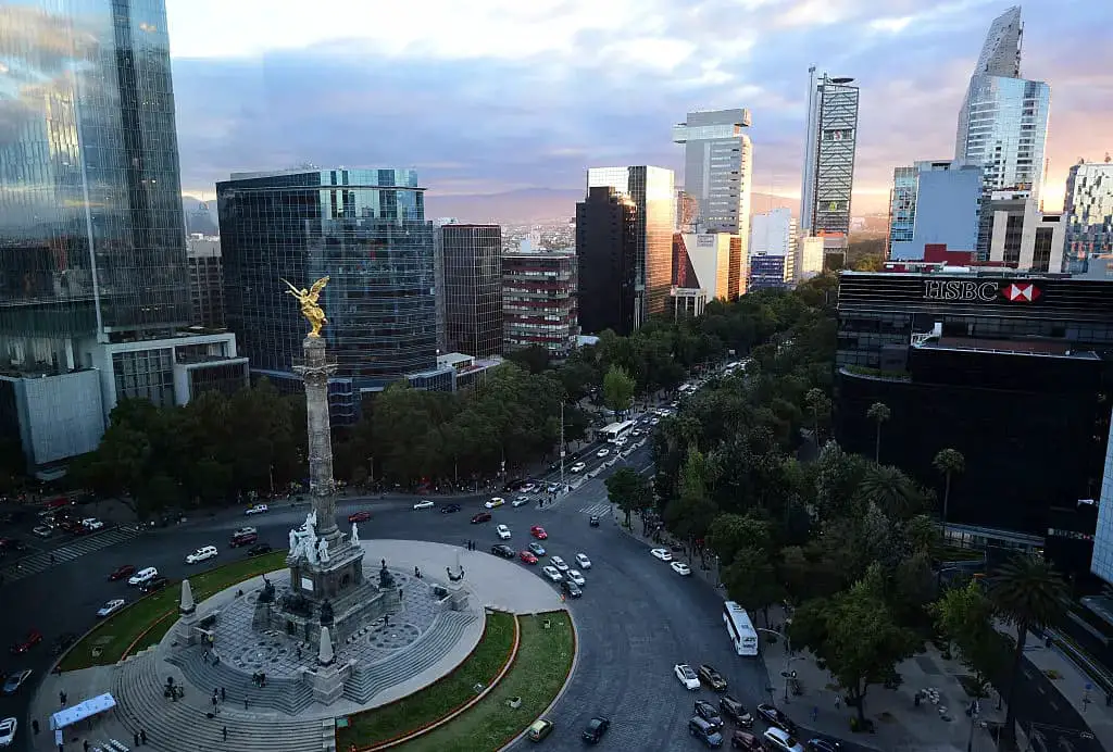 Vista aérea del monumento del Ángel de la Independencia en la Ciudad de México el 27 de octubre de 2016. (ALFREDO ESTRELLA/AFP vía Getty Images)