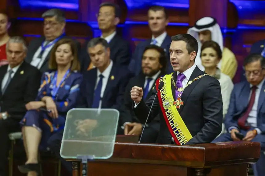 El presidente de Ecuador, Daniel Noboa, pronuncia un discurso durante la inauguración presidencial en el edificio de la Asamblea Nacional el 24 de mayo de 2025 en Quito, Ecuador. (Franklin Jacome/Getty Images)