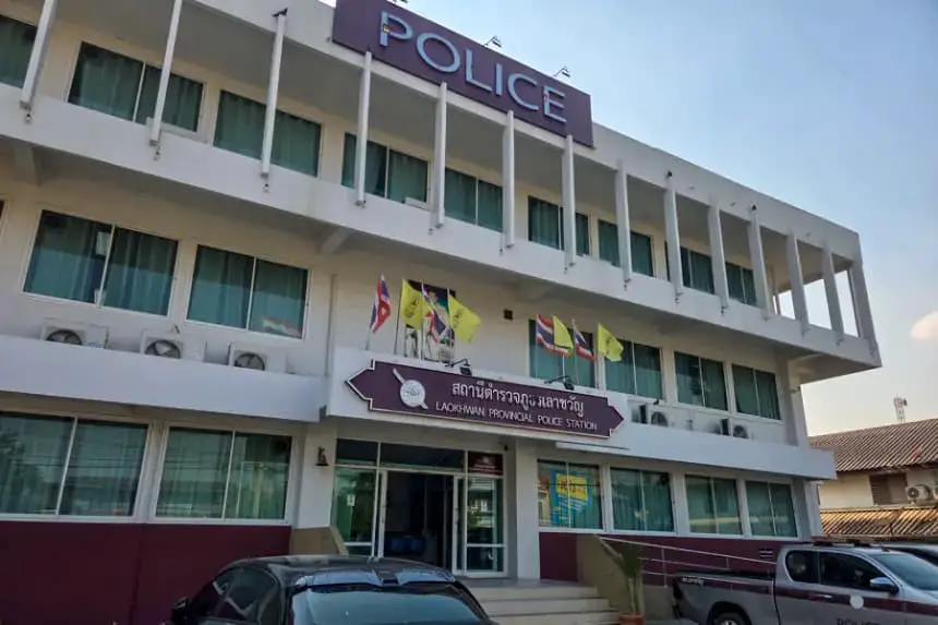 Fotografía de archivo, tomada el 28 de febrero de 2025, que muestra la fachada de una comisaría de la Policía de Tailandia en el oeste del país. EFE/ Noel Caballero