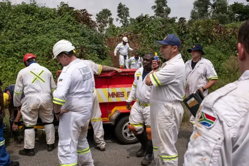 Miembros del equipo de rescate de Servicios de Rescate Minero (MRS) cerca de un pozo minero (sin ser vistos) en Roodepoort, cerca de Johannesburgo, el 10 de febrero de 2025. (Emmanuel Croset/AFP vía Getty Images)