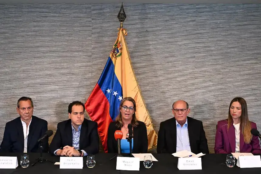 (De i a d) Humberto Villalobos, Pedro Urruchurtu, Magallí Meda, Omar González, and Claudia Macero, cinco figuras de la oposición venezolana, ofrecen una conferencia de prensa después de pasar un año de confinamiento forzado en la embajada de Argentina en Caracas, el 24 de mayo de 2025, en Washington, DC. (Alex Wroblewski/AFP vía Getty Images)