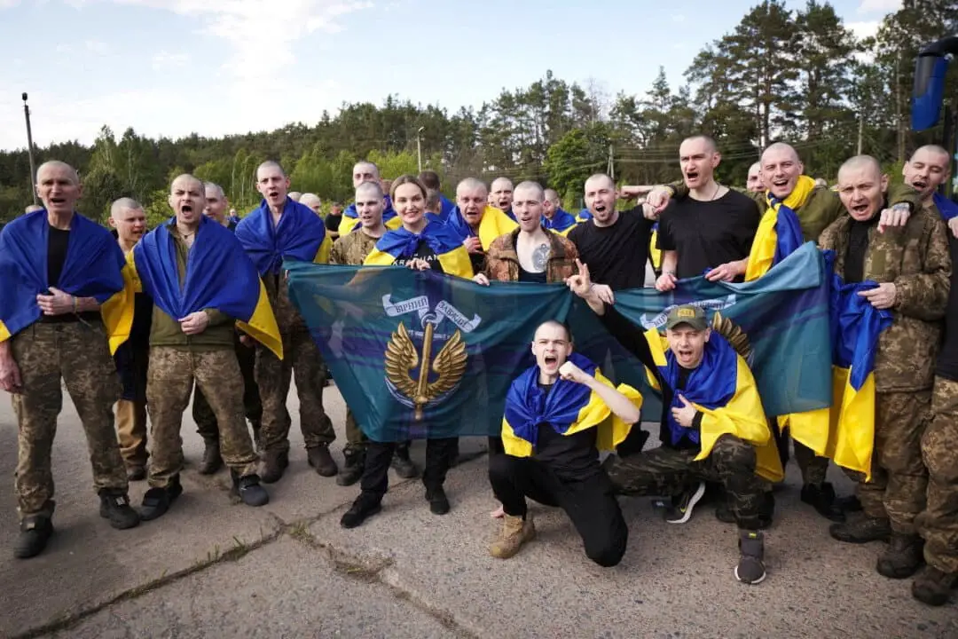 Prisioneros de guerra ucranianos tras el intercambio, en medio del ataque de Rusia a Ucrania, en un lugar desconocido de Ucrania, en esta imagen difundida el 23 de mayo de 2025. (El presidente de Ucrania, Volodímir Zelenski, a través de Telegram/Reuters)