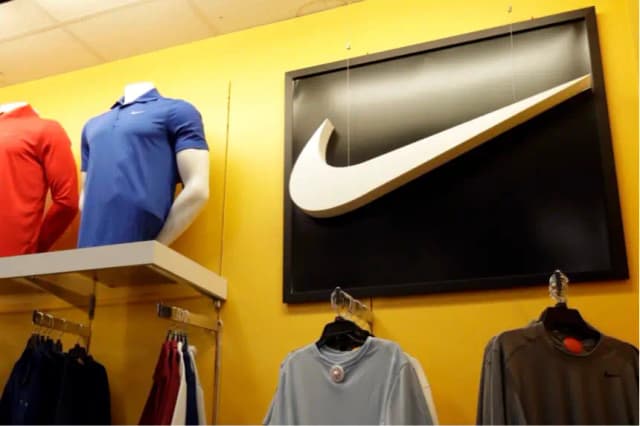 La ropa Nike se exhibe en una tienda en Colma, California, el 29 de noviembre de 2019. (Jeff Chiu/AP Photo)