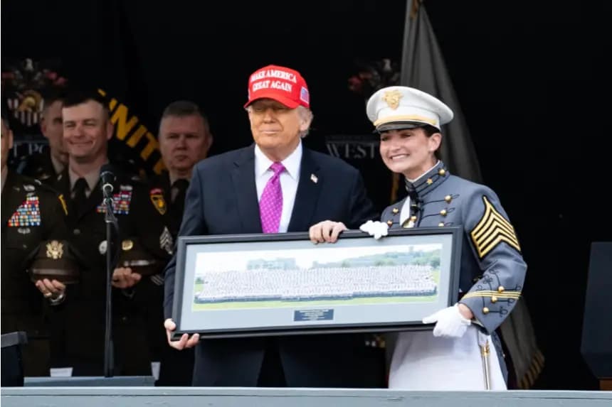 El presidente Donald Trump recibe una foto grupal de los graduados de West Point de 2025 después de pronunciar el discurso de graduación en la Academia Militar de los Estados Unidos en West Point, Nueva York, el 24 de mayo de 2025. (Samira Bouaou/The Epoch Times)