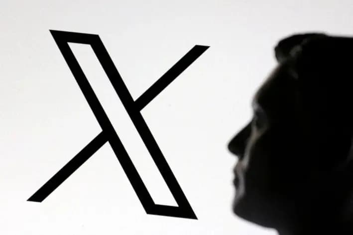 En esta ilustración, tomada el 23 de enero de 2025, se ve un modelo en miniatura impreso en 3D de Elon Musk y el logotipo de X. (Dado Ruvic/Ilustración/Foto de archivo/Reuters)