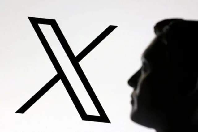 En esta ilustración, tomada el 23 de enero de 2025, se ve un modelo en miniatura impreso en 3D de Elon Musk y el logotipo de X. (Dado Ruvic/Ilustración/Foto de archivo/Reuters)