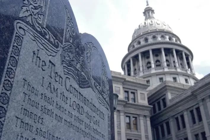Una losa de piedra de 1.5 metros de altura con los Diez Mandamientos se encuentra cerca del Capitolio en Austin, Texas, el 29 de julio de 2002, en esta foto de archivo. (AP Photo/Harry Cabluck, Archivo)