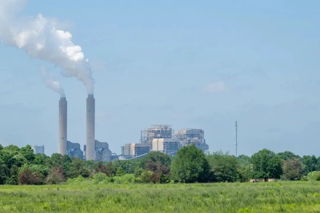 Emisiones de humo en la central eléctrica de carbón de Oak Grove, en el condado de Robertson, Texas, el 29 de abril de 2024. (Brandon Bell/Getty Images)