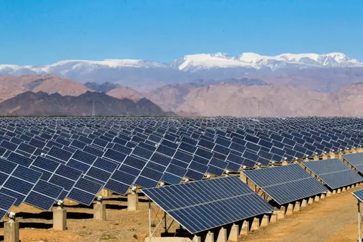 Grandes paneles solares en una planta de energía solar en Hami, en la región noroeste de Xinjiang, China, el 8 de mayo de 2013. (STR/AFP vía Getty Images)