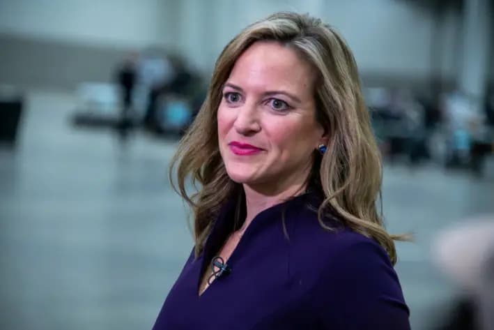 La secretaria de Estado, Jocelyn Benson, ofrece una actualización sobre las elecciones desde Huntington Place, en el centro de Detroit, Michigan, el 5 de noviembre de 2024. (Davslens/The Epoch Times)