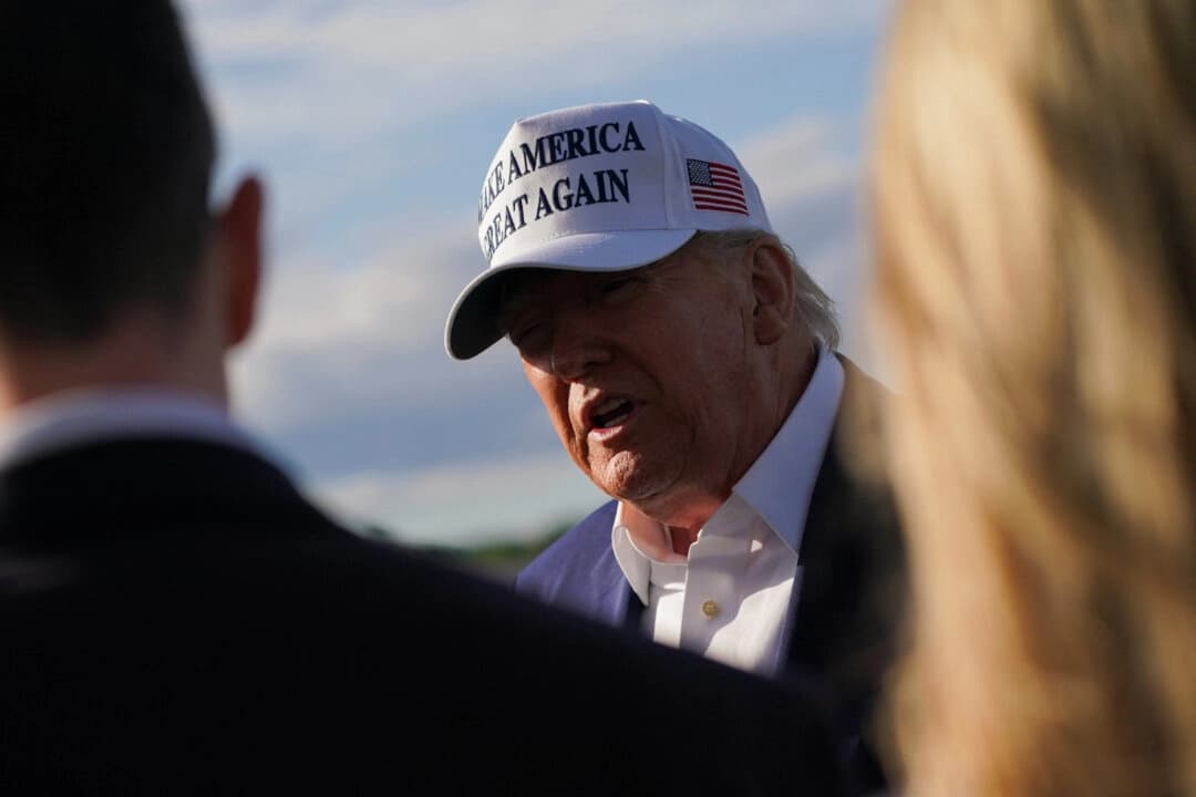 El presidente Donald Trump habla con los medios de comunicación antes de subir al Air Force One en el aeropuerto municipal de Morristown, en Morristown, Nueva Jersey, el 25 de mayo de 2025. (Nathan Howard/Reuters)
