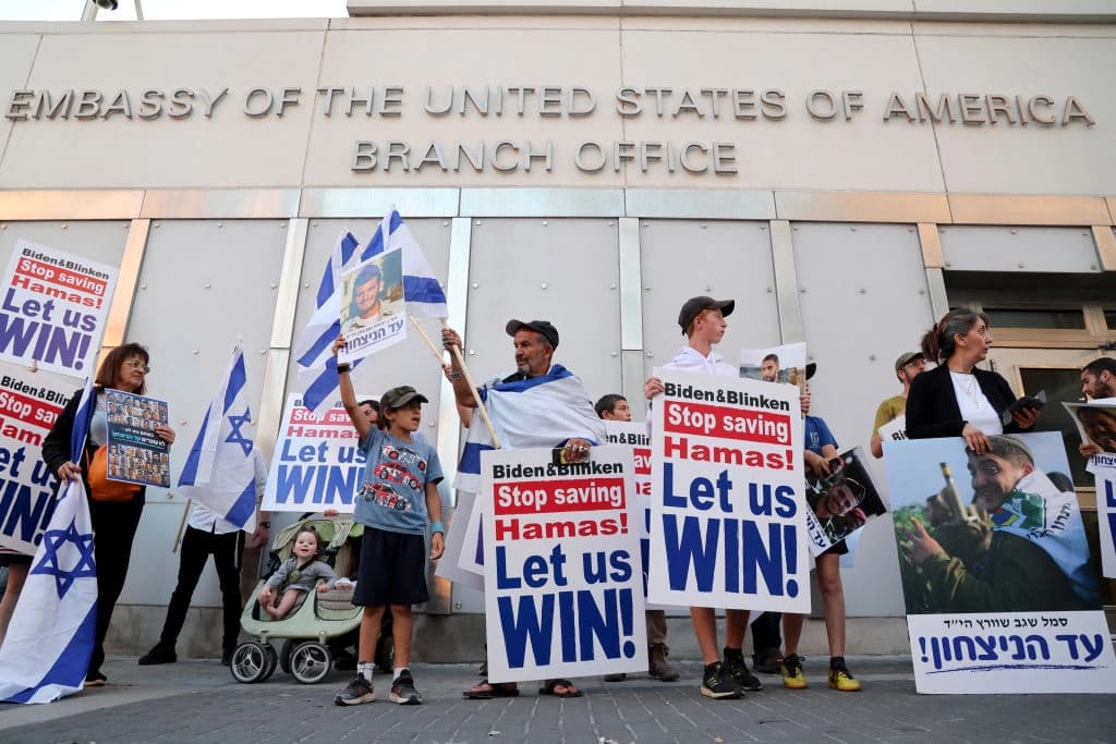 Familiares de soldados israelíes muertos en el conflicto que se está librando en Gaza entre Israel y el grupo terrorista Hamás se manifiestan frente a la embajada de Estados Unidos en Tel Aviv, pidiendo que continúe la guerra y que el ejército israelí siga luchando en Rafah, en el sur del territorio palestino sitiado, el 7 de mayo de 2024. (Foto de JACK GUEZ/AFP a través de Getty Images)