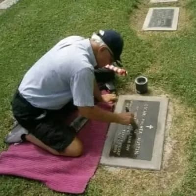 Tom Pawlak, de Arizona, inició Mission Restore Bronze Markers en 2014 como una iniciativa individual que ha crecido hasta contar con miles de voluntarios en todo el país. (Cortesía de Tom Pawlak)