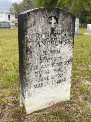 La lápida de un veterano cubierta de moho negro. (Cortesía de Robert Zipperer)