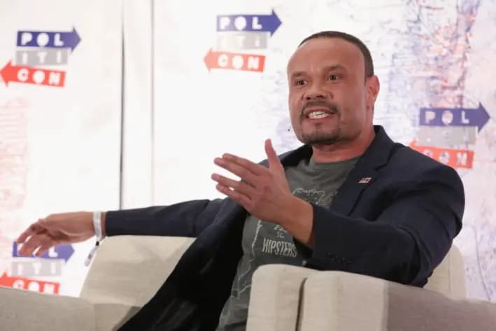 Dan Bongino habla en el escenario durante Politicon 2018 en el Centro de Convenciones de Los Ángeles, el 21 de octubre de 2018. (Phillip Faraone/Getty Images para Politicon)
