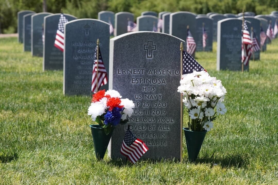 Claveles y margaritasadornan la lápida de Ernest Arsenio Espinosa en el Cementerio Memorial de Veteranos de Arizona, en Marana, Arizona, el Día de los Caídos, el 27 de mayo de 2023. (Allan Stein/The Epoch Times)
