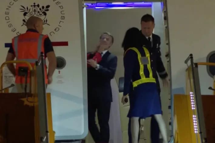 El presidente francés, Emmanuel Macron, pareció recibir una bofetada de su esposa tras la llegada de su avión a Hanói, Vietnam, el 25 de mayo de 2025. (Hau Dinh/AP Photo)