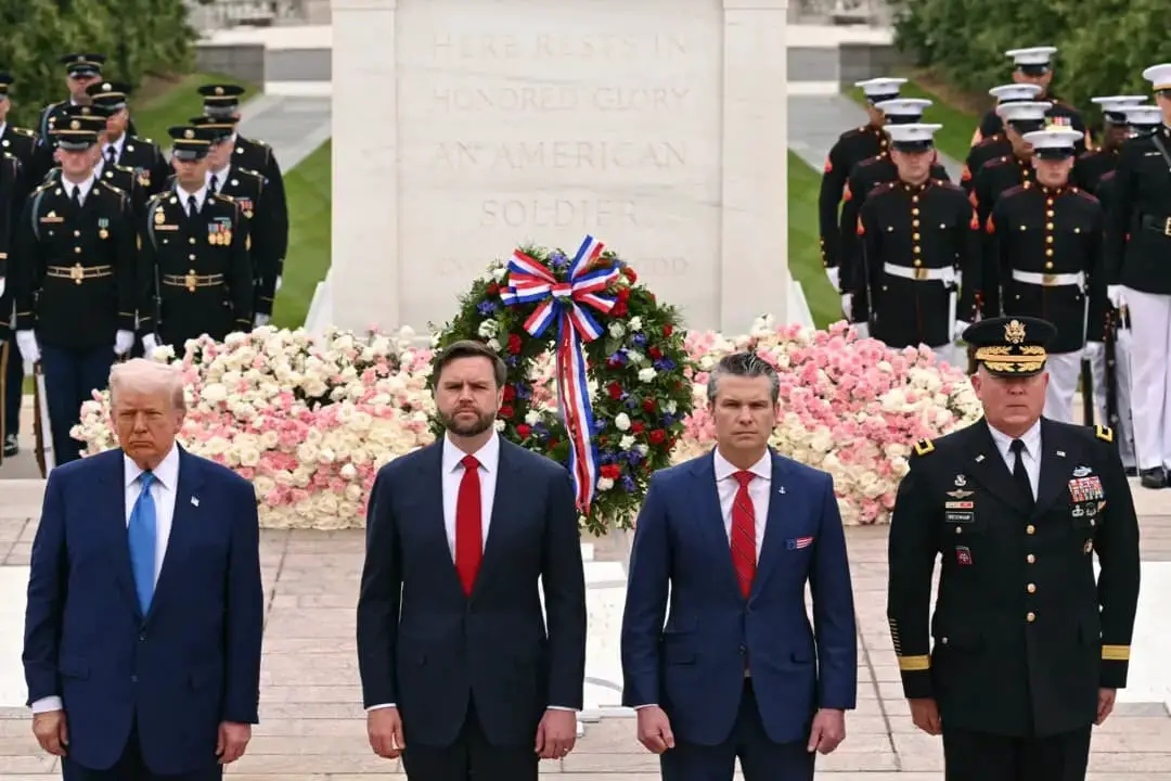 El presidente de Estados Unidos, Donald Trump (izq.), el vicepresidente de Estados Unidos, J. D. Vance (segunda izq.), el secretario de Defensa de los Estados Unidos, Pete Hegseth (segunda der.), y el general Trevor Bredenkamp, ​​comandante general de la Fuerza de Tarea Conjunta de la Región de la Capital Nacional y del Distrito Militar de Washington, observan después de depositar una corona de flores en la Tumba del Soldado Desconocido en el Cementerio Nacional de Arlington, Virginia, el Día de los Caídos, el 26 de mayo de 2025.(SAUL LOEB/AFP vía Getty Images)