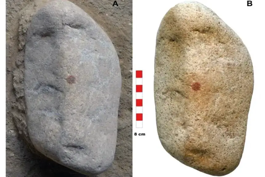 A. El objeto antes de ser excavado por completo; B. Una vez desenterrado, es posible apreciar las tres cavidades principales y la posición central del punto rojo. Fotografía facilitada por A. et al. EFE