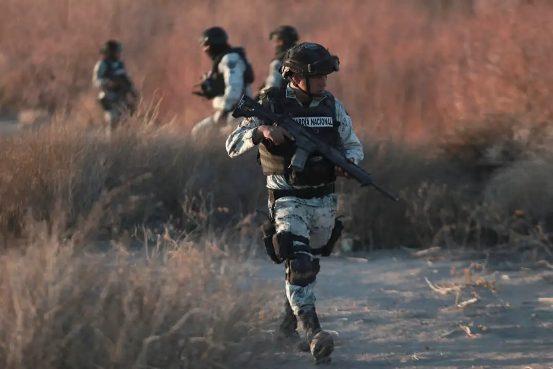 Miembros de la Guardia Nacional Mexicana patrullan la frontera en Ciudad Juárez, México, el 5 de febrero de 2025. (Christian Chavez/AP)