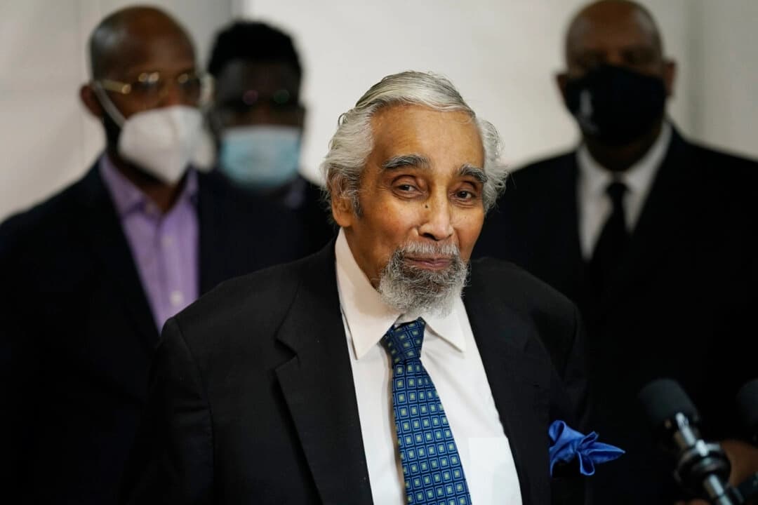 El excongresista Charles Rangel (D-N.Y.) habla antes de que el gobernador de Nueva York, Andrew Cuomo, se vacune en el centro de vacunación masiva de la iglesia bautista Mount Neboh, en Harlem, Nueva York, el 17 de marzo de 2021. (Seth Wenig-Pool/Getty Images)