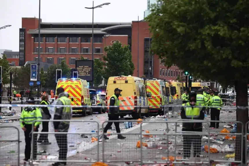 La escena donde un coche colisionó con los seguidores del Liverpool durante el desfile de la victoria en el centro de la ciudad de Liverpool, Gran Bretaña, 26 de mayo de 2025. EFE/EPA/Adam Vaughan 