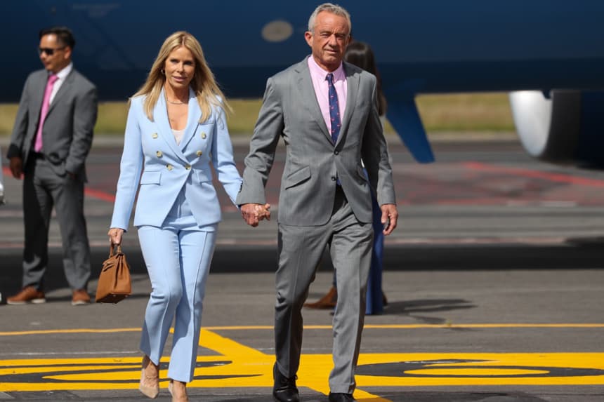 El secretario de Salud y Servicios Humanos de Estados Unidos, Robert F. Kennedy Jr., aparece junto a su esposa, Cheryl Hines, para participar en la investidura presidencial de Daniel Noboa en Ecuador, el 24 de mayo de 2025. EFE/José Jácome