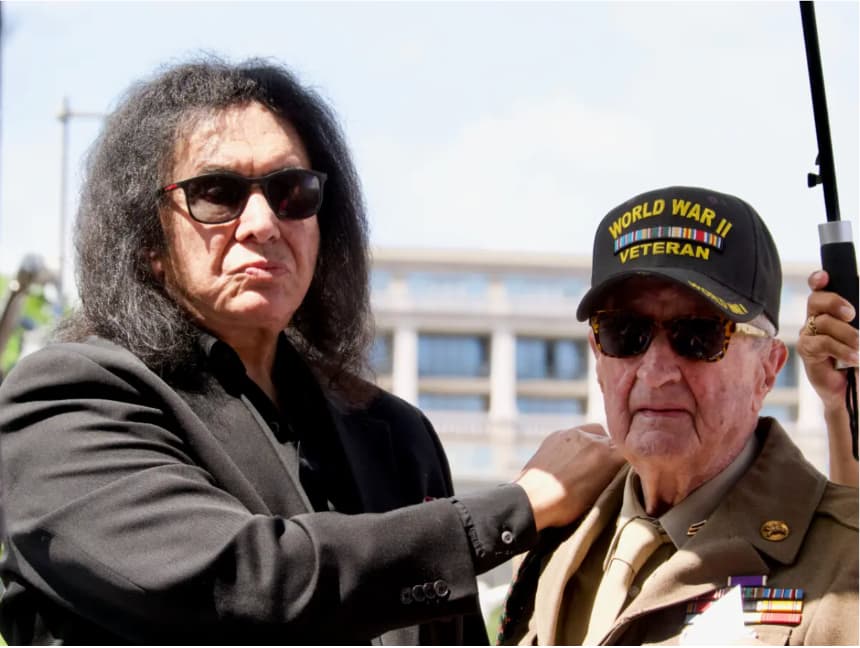 Gene Simmons (i) y Hal Urban, quienes ayudaron a liberar a la madre de Simmons de un campo de concentración en 1945, viajaron juntos en una carroza en el Desfile Nacional del Día de los Caídos en Washington el 26 de mayo de 2025. (Travis Gillmore/The Epoch Times)