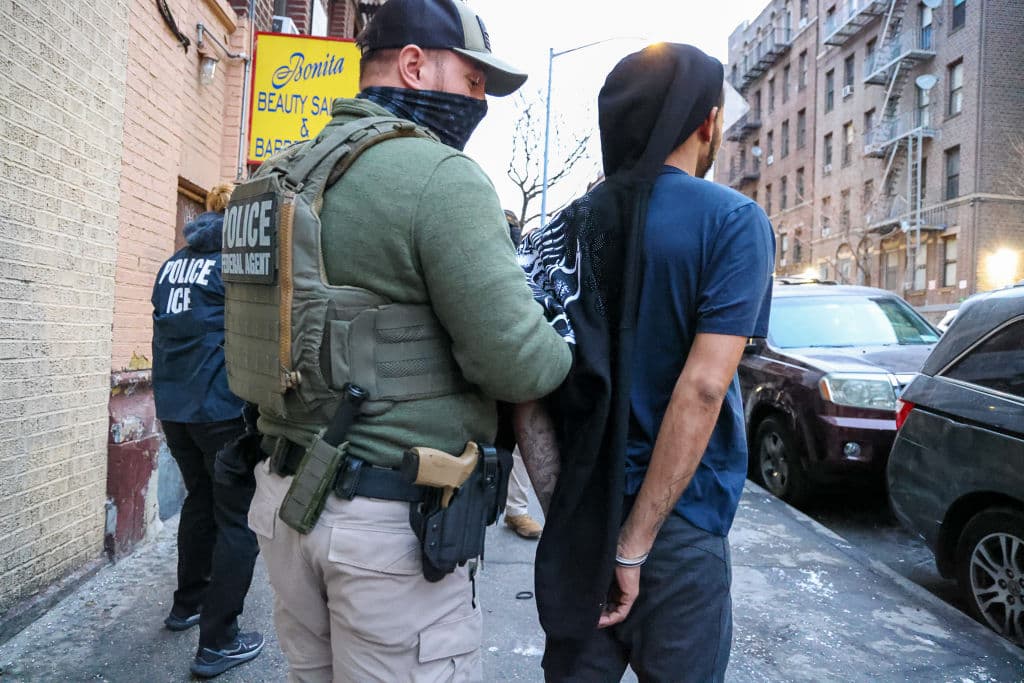 Equipo de Operaciones contra Fugitivos de la Ciudad de Nueva York realizó operativos policiales selectivos que resultaron en el arresto de un ciudadano dominicano indocumentado el 28 de enero de 2025 en la Ciudad de Nueva York. (Foto del Servicio de Inmigración y Control de Aduanas de EE. UU. vía Getty Images)  