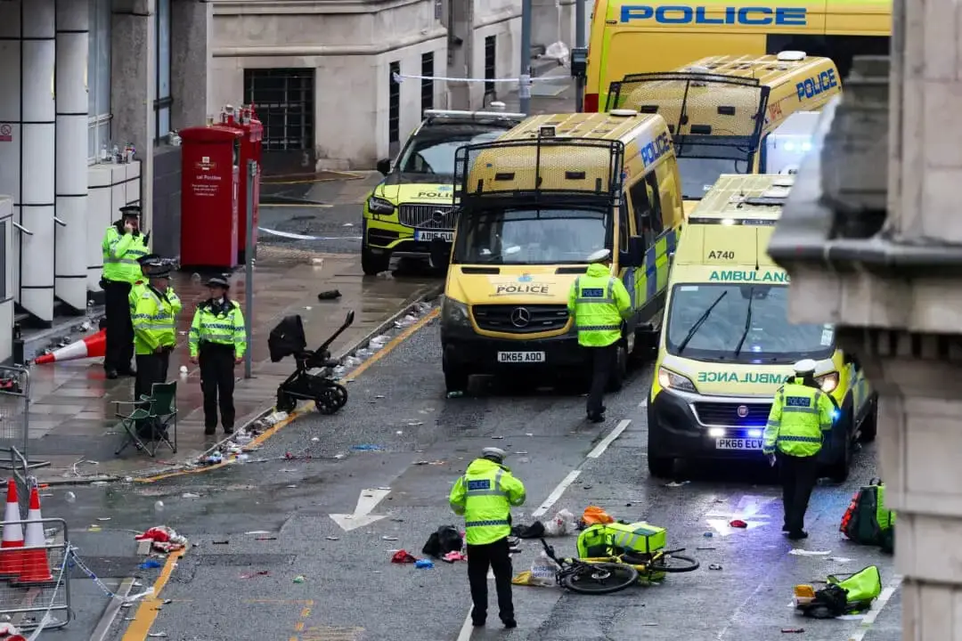 Agentes de policía investigan el lugar de un incidente en Water Street, al margen de un desfile en autobuses descapotables para celebrar el título de la Premier League del Liverpool, en Liverpool, al noroeste de Inglaterra, el 26 de mayo de 2025. (Darren Staples/AFP a través de Getty Images)
