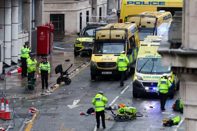 Al menos 47 personas heridas luego que coche arrollara a multitud en desfile en Liverpool